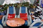 Weihnachtsdekor im Mercedes Tourismo von Silver Service by Leger aus GB im Dez.