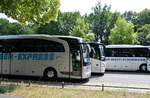 Die Bus Demo in Berlin am 17.Juni 2020. Die Busse rollen heran - dreispurig, z.B. von Reisedienst Hammer Express Freital, Sachsen; Mller Reisen GmbH Bsingen, B-W und HVB Wiest und Schirmer, Hechingen, B-W.