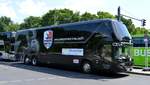 Neoplan Skyliner Falken Mannschaftsbus von Hochstetter & Lindner GmbH aus Ilsfeld, B-W bei der Bus Demo in Berlin am 17.06.2020.