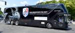 Neoplan Skyliner Falken Mannschaftsbus von Hochstetter & Lindner GmbH aus Ilsfeld, B-W bei der Bus Demo in Berlin am 17.06.2020.