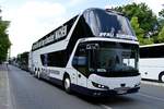 Neoplan Starliner von Maler Pfau Werbetechnik GmbH aus Holenstedt Niedersachsen bei der Bus Demo in Berlin am 17.06.2020.