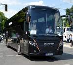 Scania Higer Touring von A-DLS Airport Dienstleistungs GmbH aus Flörsheim am Main, Hessen bei der Bus Demo in Berlin mit Liquidität beschriftet am 17.06.2020.