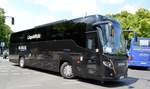 Scania Higer Touring von A-DLS Airport Dienstleistungs GmbH aus Flörsheim am Main, Hessen bei der Bus Demo in Berlin mit Liquidität beschriftet am 17.06.2020.