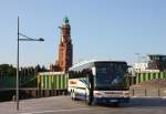 Vor dem schnen alten Leuchtturm in Bremerhaven steht am 6.7.2013
der grte Reisebus der Fa. Vlkert aus Hrstel-Riesenbeck. 
Es handelt sich um einen dreiachsigen Setra 416 GT HD der Comfort Class.