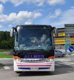 Setra 400er-Serie/308262/frontansicht-des-setra-411-hd-von Frontansicht des SETRA 411 HD von ALLMER Busreisen / sterreich am 30.6.2013 in Krems gesehen.