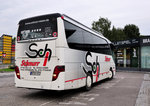 Setra 411 HD von Schnurr Reisen aus der BRD in Krems gesehen.