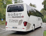 Setra S 515 HD des Busunternehmens BORST befährt den Parkplatz am Rheinfall im Oktober 2019