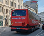 Setra 517 HD des Busunternehmens Richard Petz rangiert im Mai 2024 in Hamburg HBF