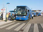 Van Hool T9xx/609199/transport-der-gaeste-vom-zug-nach Transport der Gäste vom Zug nach List  am Bahnhof Westerland (Sylt). Van Hool Dreiachser T 916 Astron aus dem Jahr 2007 der Sylter Verkehrsgesellschaft.