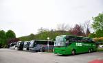 Am 27.4.2013 viel los am Busparkplatz in Krems an der Donau,rechts ein VOLVO von Platzl Reisen aus sterreich.