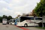 Viel los am 4.9.2013 am Busparkplatz in Krems an der Donau,vorne ein VOLVO 9700 von SUNLIFE Reisen aus sterreich.