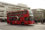dennis/331340/bus-19745-der-linie-53-von Bus 19745 der Linie 53  von Stagecoach fhrt am 20.3. 2014 auf die Westminster Bridge in Richtung Parlament auf.