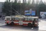 Hauptstadt Chisinau / Moldawien  4.9.2009
Trolley Bus sowjetischer Bauart ZIU 9 in der Stadtmitte. 
Soeben hat der Bus die Stromfhrung verloren. 
Ein Pantograph hngt daneben und er Fahrer versucht diesen
wieder  aufzugleisen .
