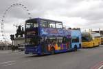 Sightseeing Bus von Golden Tours am London Eye am 22.3.2014.