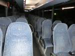 Innenraum des Neoplan Trendliner N 3516 Ü von Perseus-Reisen aus Neumarkt-St. Veit. U. a. sind 51 Schlafsessel von Kiel (kippbare Sitzbank am Mitteleinstieg; zusätzl. Reiseleitersitz möglich), Belüftung und Vorhänge in diesem Bus verbaut.