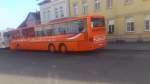 ...hier am Busbahnhof in Neubrandenburg dieser Setra der Warener Verkehrsbetriebe  ...in diesem auffälligen orange lackiert sind die Dat-Busse die im 60 min takt zwischen NB und Mirow pendeln 