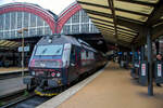 Die DSB ME 1511 (92 86 0001 511-1 DK-DSB) mit einem Doppelstock-Regionalzug nach sterport (frher stbanegrden) am 20 Mrz 2019 im Hauptbahnhof Kopenhagen (Kbenhavns Hovedbanegrd).

Die Lok wurde 1981 von Thyssen-Henschel in Kassel unter der Fabriknummer 32508 gebaut, der Lokkasten ist von Scandia A/S in Randers (Fabriknummer 29501) und die elektrische Ausrstung von BBC (Brown, Boveri & Cie.). Seit 2021 ist sie nicht mehr bei der DSB, sie wurde (wie die anderen) an die Leasing-Gesellschaft Nordic Re-Finance AB verkauft, wo sie nun als NRFAB TMe 1511 gefhrt wird.

Zu Beginn des Jahres 2020 wurden die ME 1509, 1513 und 1527 an die schwedische Leasing-Gesellschaft Nordic Re-Finance AB verkauft und erhielt dort die Bezeichnung NRFAB TMe mit gleichbleibender laufender Nummer. Anfang 2021 kamen noch zwei hinzu. Am 21. November 2021 kaufte Nordic Re-Finance die restlichen bei den DSB verbliebenen 26 Lokomotiven der Baureihe, dazu 250 Paletten mit dem gesamten Ersatzteillager und allen Spezialwerkzeugen. Mit den DSB besteht eine Vereinbarung zur technischen Hilfeleistung bei Betriebsproblemen. Die von Knorr-Bremse bernommene Komponentenwerkstatt von DSB wird weiterhin Drehgestelle, Achsen und Fahrmotoren erneuern. Die Lokomotiven werden in die Lokomotivwerkstatt von Railcare in Lngsele gebracht. Dort werden notwendige Inspektionen, der ATC-Einbau, eventuelle Reparaturen und die Lackierung in Grn und Blau ausgefhrt.