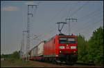 DB Cargo 185 182-3 fuhr am 19.05.2017 mit dem DB Schenker-KLV durch die Berliner Wuhlheide (Standort öffentlich zugänglich)