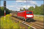 Und hinter mir wartet die S2 nach Bernau: DB Schenker 189 088-8 mit H-Wagen am 11.08.2014 durch Panketal-Zepernick.