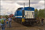 Zu Gast beim 15. Berliner Eisenbahnfest war auch V 100-SP-007 / 203 409-8 der Spitzke Logistik GmbH, die mit anderen Loks am 15.09.2018 auf einem Seitengleis auf dem Gel�nde des Betriebsbahnhof Sch�neweide staand. Im Hintergrund ist die rote 232 601 zu erkennen.