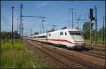 Zwei verschiedene Triebk�pfe, ein ICE: 401 504-6  M�hldorf am Inn  und 402 045 am Schlu� fahren am 24.07.2012 durch Berlin Sch�nefeld Flughafen