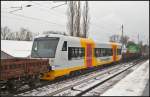 Der Tw 414 der Sch�nbuchbahn wird am 21.02.2013 von EB22 der Erfurter Bahn �berf�hrt, hier H�he Berlin-Karow.