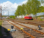 Geschlossene Gleissperre am 01.05.2020 in Kreuztal. 

Hinten rechts der abgestellte Turmtriebwagen 701 099-4 (99 80 9236 099-4 D-AVOLL), der Lokvermietung Aggerbahn (Andreas Voll e.K., Wiehl), ex DB 701 099-4, ex Deutsche Bundesbahn -  Kassel 6206.