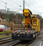 
Nochmal, nun von hinten als Nachschuß....
Das IFO 703 102-4 (Instandhaltungsfahrzeug für Oberleitungsanlagen) der DB Netz AG fährt am 04.01.2018 durch den Bahnhof Betzdorf/Sieg, in Richtung Köln. Aufgrund von Unwetterschäden durch das Sturmtief Burglinde, galt es wohl viele Störungen zu beseitigen