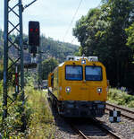 Das Gleisarbeitsfahrzeug „Hummel“ 746 014 (99 80 9110 014-4 D-DB), ein neues Plasser & Theurer GAF (auf MISS-Plattform) der DB Netz AG (Netz Instandhaltung) fährt am  06.August 2024