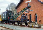   Der DEMAG Dampfkran / -bagger mit einem zweiachsigen Schutzwagen am 26.03.2016 ausgestellt im Deutschen Dampflokomotiv-Museum DDM in Neuenmarkt-Wirsberg.