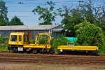 Ein Gleiskraftwagen SKL 26 LK der ESG - Eisenbahn Service Gesellschaft mbH (Vaihingen/Enz) steht am 29.05.2012 kurz vor dem Hbf Mannheim, aufgenommen aus einem einfahrendem ICE.