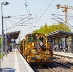   Eine Schnellschotterplaniermaschine und eine Stopfmaschine der DB Bahnbau Gruppe fahren am 20.04.2018 durch den Bf.