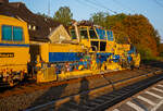 Die Plasser & Theurer Schotterverteil- und Planiermaschine SSP 110 SW, Schweres Nebenfahrzeug Nr. D-DGU 99 80 9425 068-0, ex 97 16 46 516 18-9 D-DGU (ex Hering Gleisbau, ex Volker-Rail), ist am 05.09.2021, mit der Universalstopfmaschine UNIMAT 09-475/4S (D-DGU 99 80 9424 001-2), im Bahnhof Haiger abgestellt.

Der Schotterpflug wurde 2007 von der Plasser & Theurer unter der Maschinen-Nr. 840 gebaut.

Technische Daten der Schotterplaniermaschine SSP 110 SW:
Spurweite: 1.435 mm
Achsanzahl: 2
Länge über Puffer: 17.230 mm
Achsabstand: 8.100 mm
Eigengewicht: 44 t
Anhängelast: 40 t
Höchstgeschwindigkeit: 100 km/h
Zugelassen zur Mitfahrt:  3 Personen
Kleinster befahrbarer Kurvenradius:  R 120 m      
Zugelassen für Streckenklasse: D4 und höher
