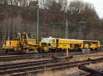 Schotterverteil- und Planiermaschinen Plasser & Theurer SSP 120 und Weichenstopfmaschine Plasser & Theurer 08 - 475 Unimat 4S der DGU (Deutsche Gleisbau Union), abgestellt am 10.12.2011 in