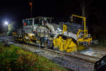 Die Baustelle Bahnhof Herdorf am Abend des 26 Oktober 2025 (ab 21:10 Uhr). Nach jedem Stopfdurchgang, wie hier von der P & T UNIMAT 09-4x4/4S E� (eine Nivelier-, Hebe-, Richt- und Universalstopfmaschine), der neuen Weiche 3 folgt eine Schotterplaniermaschine. So ist es hier die Schnell-Schotterplaniermaschine SSP 110 SW, D-ERB 99 80 9425 039-1 der Eiffage Infra-Rail GmbH (Herne), ex 97 16 40 546 17-4 der Heitkamp GmbH Herne (sp�ter Eiffage Rail), im Einsatz.

Der Schotterpflug wurde 1995 von der Deutschen Plasser unter der Fabriknummer 591 gebaut. 

TECHNISCEN DEATEN der Schotterplaniermaschine SSP 110 SW:
Spurweite: 1.435 mm (Normalspur)
Achsanzahl: 2
L�nge �ber Puffer: 17.230 mm
Achsabstand: 8.100 mm
Eigengewicht: 37 t
Anh�ngelast: 20 t
H�chstgeschwindigkeit: 90 km/h
Zugelassen zur Mitfahrt:  3 Personen
Kleinster befahrbarer Kurvenradius:  R 120 m      
Zugelassen f�r Streckenklasse: B1 und h�her
