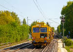   Eine Schnellschotterplaniermaschine und eine Stopfmaschine der DB Bahnbau Gruppe fahren am 20.04.2018 durch den Bf.