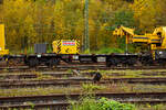 Der Gegenlastwagen 99 80 9320 001-7 D-BRS (ein vierachsiger Drehgestell-Flachwagen) der STRABAG RAIL GmbH zum 150 t Gleisbauschienenkran KIROW KRC 1200+ „Donau“ abgestellt am 27.10.2021 in Betzdorf (Sieg). Auf dem Wagen liegen die Gegengewichte zum Kran, aber auch der Kran stützt sich auf dem Wagen ab, dadurch wird die Achslast vom Kran reduziert.

Der Gegenlastwagen 2009 von Kirow Ardelt AG in Leipzig unter der Fabriknummer 152600 gebaut.

TECHNISCHE DATEN von dem Gegenlastwagen:
Spurweite: 1.435 mm
Anzahl der Achsen: 4 (in 2 Drehgestellen)
Länge über Puffer: 12.840 mm
Drehzapfenabstand: 8.000 mm
Achsabstand im Drehgestell: 1.800 mm
Laufraddurchmesser: 920 mm (neu)
Eigengewicht: 20.500 kg
Maximale Nutzlast: 59,5 t
Höchstgeschwindigkeit: 100 km/h
Zugelassen für Streckenklasse: CE oder höher
Bremse: KE – GPA (K)
Handbremse: Ja
Zugelassen für Streckenklasse: CE oder höher
Kleinster befahrbarer Gleisbogen: R = 80 m