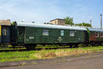 Zweiachsiger Dienst aa – Begleitwagen (60 80 9911 200-5 D-IGDA) von dem Verkehrsmuseum Dresden, ex DR Bi-29 Wohn-/Schlafwagen DR 60 50 99-49 300-5, ursprünglich 2. Klasse Personenwagen (Donnerbüchse) DR 27 974 Stettin, am 24.08.2013 im Dampflokwerk Meiningen.

Ursprünglich Sitzwagen 2. Klasse der Deutschen Reichsbahn, Baujahr 1929 gebaut und als DR 27 974 Stettin geliefert. 
Weitere ehemalige Nummerierungen waren:
Ab 1930 - DR 36 573 Stettin
Verbleib in der Sowjetischen Besatzungszone in Deutschland nach 1945
Ab1952 - DR 342-405
Ab 1966 - DR 50 50 24-26 496
In den 1970er-Jahren umbau zum Wohn-/Schlafwagen DR 60 50 99-15 300 Dienst aa und ab 1988 DR 60 50 99-49 300-5 Dienst aa 
Später kam er zum Verkehrsmuseum Dresden (Interessengemeinschaft Bw Dresden Altstadt e.V.) und erhielt die UIC-Nummer 60 80 9911 200-5 D-IGDA. Hier dient er als Begleitwagen.

TECHNISCHE DATEN:
Gattung: Cid-21a
Spurweite: 1.435 mm (Normalspur)
Länge über Puffer: 14.040 mm
Achsabstand: 8.500 mm
Laufraddurchmesser: 1.000 mm
Gesamtgewicht: 13 t
Bremse: KK-GP