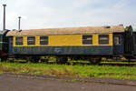 Wohn-/Schlafwagen 75 80 23-29 076-3 D-BYB, ex 75 80 99-29 939-1 D-BYB, BayernBahn GmbH am 24.08.2013 im Dampflokwerk Meiningen.

Entstanden ist dieser Wagen durch Umbau aus einem 3-achsigen DB-Umbau-Wagen der Bauart C3yg-*/54, welche 1954 bis 1960 aus alten Fahrgestellen von Reisezugwagen der Länderbahnen (Vorkriegswagen) und neuen Wagenkastenaufbauten entstanden sind. Dieser Wagen wurde 1973 AW Karlsruhe zum Wohn-Schlafwagen umgebaut.

Technische Daten:
Spurweite: 1.435 mm (Normalspur)
Länge über Puffer: 13.300 mm
Achsabstand:  2 x 3.750 mm = 7.500 mm
Eigengewicht: ca. 17 t
Höchstgeschwindigkeit: 100 km/h 