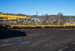 Die vierachsige Flachwageneinheit 24 80 4305 366-4 D-HGUI (ex 24 80 4305 366-5 D-TWA), der Gattung Laas, der Hering Bahnbau GmbH (Burbach) steht am 08.02.2023 beim Kleinbahnhof der WEBA in Scheuerfeld