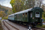 Der dreiachsige Dienstwagen D-EFSK 75 80 93-25 016-2, Gattung D3, der Eisenbahnfreunde Treysa e.V, ex DB 8416 Ksl Dienst 3yg (B3yg), am 02 November 2024 im Zugverband (Zugschluss) eines