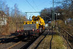 Die an die BEG - Bocholter Eisenbahngesellschaft mbH vermietete 4185 132-2 „Christa“ (92 80 4185 132-2 D-NXRL), eine Vossloh DE 18 der Nexrail AssetCo Sàrl (Luxembourg) fährt am 17 Februar 2025, mit dem Kirow KRC 1200 Kranzug der MGW Gleis- und Weichenbau-GmbH & Co.KG (Berlin), durch Scheuerfeld/Sieg in Richtung Siegen. Hinter der Lok sind der Schutzwagen D-MGWB 37 80 3999 232-4, der KRC 1200 Kranwagen D-MGWB 99 80 9519 003-4 und der Gegenlastwagen D-MGWB 99 80 9310 031-6.

Hier am Zugschluss, hinter dem Multi Tasker Kran KRC 1200, der zugehörige 4-achsiger Gegenlastwagen D-MGWB 99 80 9310 031-6, beladen mit dem Gegengewicht des Krans zudem wird hier in der Transportstellung das Gegengewicht-Teleskop Kranausleger hydraulisch auf dem Gegenlastwagen abgestützt. Durch die Abstützung wird die Achslast und folglich die Streckenlast (Meterlast) vom Kran auf max. 7,2 t/m reduziert. Die max. Achslasten betragen beim Kran 13,7 t und den Wagen 19,9 t.

TECHNISCHE DATEN:
Baujahr: 2022
Spurweite: 1.435 mm
Anzahl der Achsen: 4 (in 2 Drehgesten)
Länge über Puffer: 12.840 mm
Drehzapfenabstand: 8.000 mm
Eigengewicht: 18.800 kg
Maximale Nutzlast: 61,0 t (ab Streckenklasse C)
Höchstgeschwindigkeit: 100 km/h 
Zugelassen für Streckenklasse: CE oder höher
Bremse: KE-GP-A (K)
Handbremse: Ja
Kleinster befahrbarer Gleisbogen: R = 80m