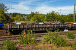 Vierachsiger Drehgestell-Flachwagen, mit festen Seitenwänden und Stirnwandklappen, 37 80 4806 006-5 D-KAF, der Gattung Slmns1, der KAF - Falkenhahn Bau AG (Kreuztal), beladen mit Material und