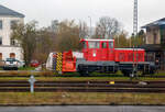 Die in Hof stationierte Schneeschleuder der Baureihe 753.2 / Bauart BA 832, Schweres Nebenfahrzeug Nr. D-DB 99 80 95 - 90 196-8 der DB Netz AG, ex 40 80 947 5 196-8, ist am 17 April 2023 beim Hbf Hof abgestellt.

Diese Schneeschleuder wurde 1974 von Beilhack als Typ HB 600 unter der Fabrik Nr. 68 gebaut. Die Schnee-Schleudereinrichtungen werden von zwei eingebauten Dieselmotoren angetrieben, der Fahrantrieb erfolgt durch eine separate Lok. Der Aufbau ist um 180 ° drehbar, um die Arbeitsrichtung wechseln zu können.

TECHNISCHE DATEN:
Achsanzahl: 2
Spurweite: 1.435 mm (Normalspur)
Länge über Alles: 12.000 mm
Achsabstand: 5.000 mm
Eigengewicht: 32 t
Zul. Anhängelast: -
Zur Mitfahrt zugel. Personen: 6
Höchstgeschwindigkeit: 80 km/h ursprünglich 90 km/h (vorangestellt 50 km/h)
Räumgeschwindigkeit: 0,5 km/h bis zu 25 km/h
Räumleistung:  max. 7.800 t/h 
Bremse: KE-GP