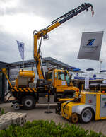 Die Firma G. Zwiehoff GmbH Zweiwege-Fahrzeuge aus Rosenheim prsentiert auf der 28. Internationale Ausstellung Fahrwegtechnik (iaf) in Mnster, hier am 31 Mai 2022, u.a. den zum 2-Wege Mercedes-Benz Unimog U 423 umgebauten Kraftpaket ist mit der blichen Schienenfhrung zum Rangieren, sowie mit HIAB X-HiDuo 118 Ladekran, fr die Stadtwerk Schweinfurt, Kleinwagen Nr. D-ZWIEH 99 80 9907 058-6.

Hohe Zugkraft
Der Unimog mit Schienenfhrung ist ein wahres Kraftpaket. Durch die Nutzung des hohen Reibwertes zwischen Gummireifen und Stahlschiene werden hohe Zug- und Bremskrfte erreicht. Schwere Rangierarbeiten bis 1000 t Anhngelast bewltigt der Unimog mhelos und zuverlssig. Die Wandlerschaltkupplung des Unimogs mit halbautomatischem Schaltgetriebe ermglicht ruckfreie Zugarbeiten und eine optimale Umsetzung der Motorleistung in hohe Zugkrfte - mit wenigen Schaltvorgngen und ohne dabei kuppeln zu mssen.

Zweiwege-Ausrstung
Beim Einsatz als Rangierfahrzeug wird der Unimog zustzlich zu einer Signallicht- und Warnanlage mit einer Eisenbahnwagen-Bremsanlage ausgestattet. Durch schnelles Befllen der Luftbehlter wird ein zgiger und sicherer Rangierbetrieb gewhrleistet.

TECHNISCHE DATEN;
Spurweiten: 1.435 mm (von 1.435 bis 1676 mm lieferbar)
Schienen Laufraddurchmesser: 400 mm
Basisfahrzeug Typ U423
Leistung: 170 kW (231 PS)
Emmisionsklasse: Euro 6
Eigengewicht: 12.800 kg
Zul. Gesamtgewicht: 13.000 kg
Abmessungen L x B x H: 5.500 x 2300 x 3000 mm
Getriebe: je 8 Vor- und Rckwrtsgnge
Kupplung: Wandlerschaltkupplung
Achsabstand (Strae): 3.000 mm 
Geschwindigkeiten: Strae max. 90 km/h / Schiene max. 25 km/h 
Fahrantrieb / Abbremsung:  ber die UNIMOG-Rder
Eisenbahnwagen-Bremsanlage: Komplettsystem Knorr, lfreier Kompressor – (8 Jahre wartungsfrei), Extrem kurzer Druckluftkessel-Fllvorgang
