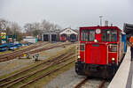 Der Bahnhof Wangerooge, Lokschuppen und BW der Wangerooger Inselbahn  / SIW - Schifffahrt und Inselbahn Wangerooge (gehört zur DB Fernverkehr AG) am 12 März 2024. 

Rechts hat gerade die DB 399 108-0 (98 80 3399 108-0 D-DB) der Wangerooger Inselbahn den Bahnhof, mit einem Personenzug (5 Wagen, sowie zwei Flachwagen für Gepäckcontainern), erreicht.