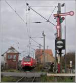 Der Bahnhof Norddeich mit einem ausfahrenden RE am 08.11.2007.