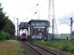   Gleich vor dem Bahnhof Papenburg (Ems) befindet sich die Eisenbahnklappbrücke über den Papenburger Sielkanal, davor noch das Fahrdienstleiterstellwerk Papenburg (Ems) „Pf“,