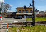 Der Bahnhof Stammbach mit dem darin/dran befindlichen1956 gebautes mechanisches Fdl-Stellwerk (Sf) bei km 93,05 an der Bahnstrecke Bamberg-Hof (KBS 850 / Teil der Ludwig-Sd-Nord-Bahn), hier am 21.04.2023 aus einem Zug heraus fotografiert.

Der Bahnhof ist im Nordosten der Marktgemeinde Stammbach. Das Bahnhofsgebude ist heute ein Baudenkmal. Das Hauptgebude ist zweigeschossig, das Obergeschoss ist verschalt und verfgt ber ein Satteldach. Denkmalgeschtzt sind auch die eingeschossigen Anbauten, das Stellwerk, die Signalanlagen und die Gleisspannanlagen, die in der Zeit um 1850 bis 1930 entstanden sind.

Die Erschlieung Stammbachs mit der Eisenbahn erfolgte 1848 als Teil der Ludwig-Sd-Nord-Bahn unter dem bayerischen Knig Ludwig I. Die Trasse fhrte nach der Schiefen Ebene nrdlich an Stammbach vorbei, sodass der Bahnhof zunchst auerhalb der Ortschaft angelegt wurde. Mit der Zeit bildete sich dort ein eigener Ortsteil. Die Anbindung war im Zuge der Industrialisierung und der aufblhenden Textilindustrie ein wichtiger Standortfaktor. 

Er besitzt zwei Bahnsteige mit einer Hhe von 28 Zentimetern, den am Gleis 1 mit 136 Metern Lnge und den am Gleis 3 von 125 Metern Lnge. Letzterer ist durch einen mit einer Schranke gesicherten hhengleichen berweg zu erreichen und stark bewachsen. Die einzige Weiche besteht beim bergang von der nur noch eingleisigen Strecke aus Richtung Bamberg–Neuenmarkt-Wirsberg–Marktschorgast zur zweigleisigen Fortfhrung nach Hof.