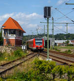 Der vierteilige elektrische Triebzug 422 572-8 / 422 072-9 der S-Bahn Rhein-Ruhr (Betreiber DB Regio NRW), der Linie S9 von Gladbeck über Essen Hbf nach  W-Vohwinkel, passiert am 18 Juli 2015